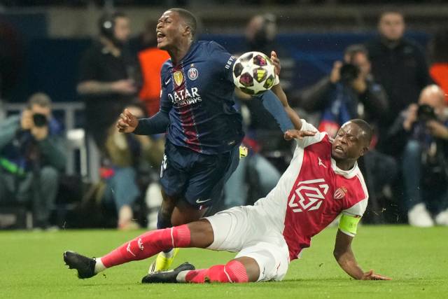 PSG의 누누 멘데스가 26일 프랑스 파리의 파르크 데 프랭스에서 열린 2025-2026 UEFA 챔피언스리그 16강 플레이오프 AS 모나코와의 2차전 도중 데니스 자카리아의 태클에 걸려 넘어지고 있다. AP 연합뉴스
