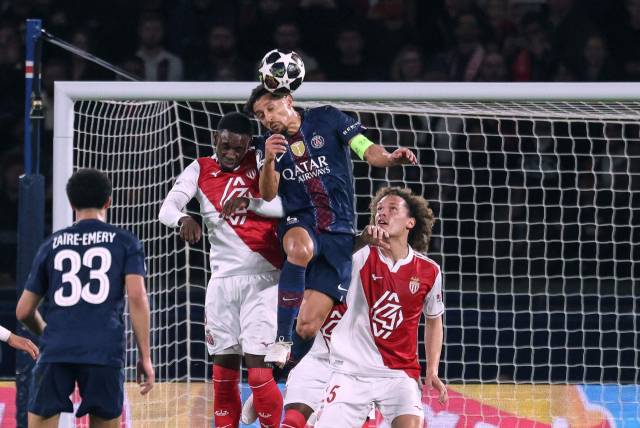 PSG의 수비수 마르퀴뇨스가 26일 프랑스 파리의 파르크 데 프랭스에서 열린 2025-2026 UEFA 챔피언스리그 16강 플레이오프 2차전 도중 AS 모나코의 바우트 파스(오른쪽)와 플로리안 발로군에 앞서 헤더로 공을 걷어내고 있다. AFP 연합뉴스