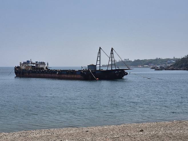포항시 남구 장기면 양포항 앞바다에 바지선이 3년 넘께 흉물로 방치되면서 주민들의 우려와 반발을 샀다. /경북매일 DB