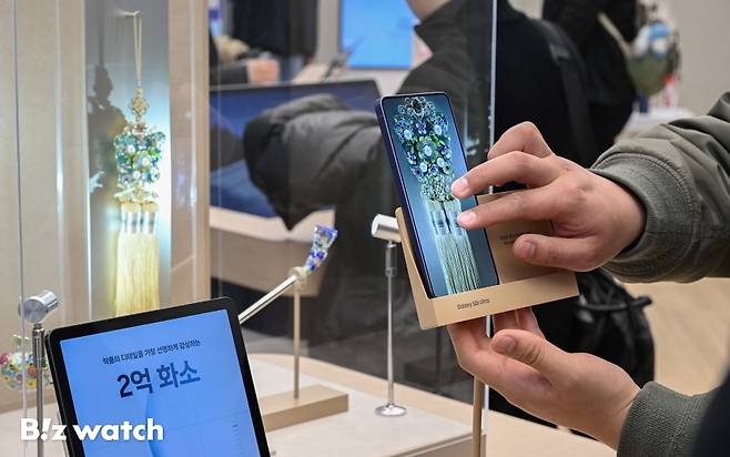 삼성전자의 3세대 AI폰 '갤럭시 S26 시리즈'가 공개된 26일 오전 서울 서초구 삼성 강남에 '갤럭시 S26 시리즈' 제품들이 전시되고 있다./사진=이명근 기자 qwe123@