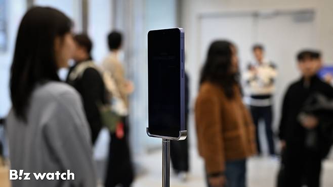 삼성전자의 3세대 AI폰 '갤럭시 S26 시리즈'가 공개된 26일 오전 서울 서초구 삼성 강남에 '갤럭시 S26 시리즈' 제품들이 전시되고 있다./사진=이명근 기자 qwe123@