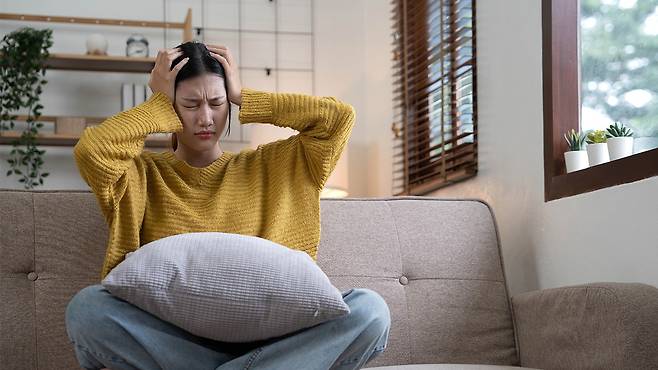 이석증으로 인한 어지럼증은 대개 수 초에서 수 분 이내로 짧게 지속된다|출처: 게티이미지뱅크