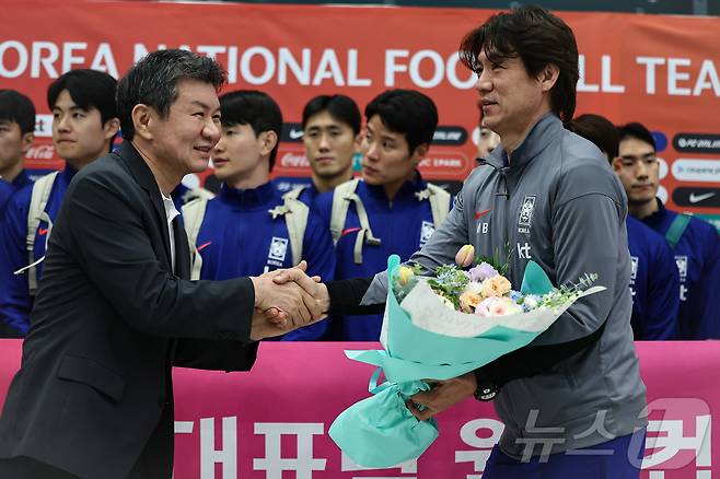 정몽규 대한축구협회장(왼쪽)과 홍명보 축구대표팀 감독. ⓒ 뉴스1 김도우 기자
