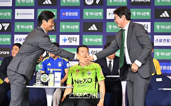 전북 현대 정정용 감독과 대전 하나 황선홍 감독이 25일 서울 홍은동 스위스 그랜드 호텔에서 열린 K리그 2026 개막 미디어데이 후 악수를 하고 있다. 최승섭기자 thunder@sportsseoul.com