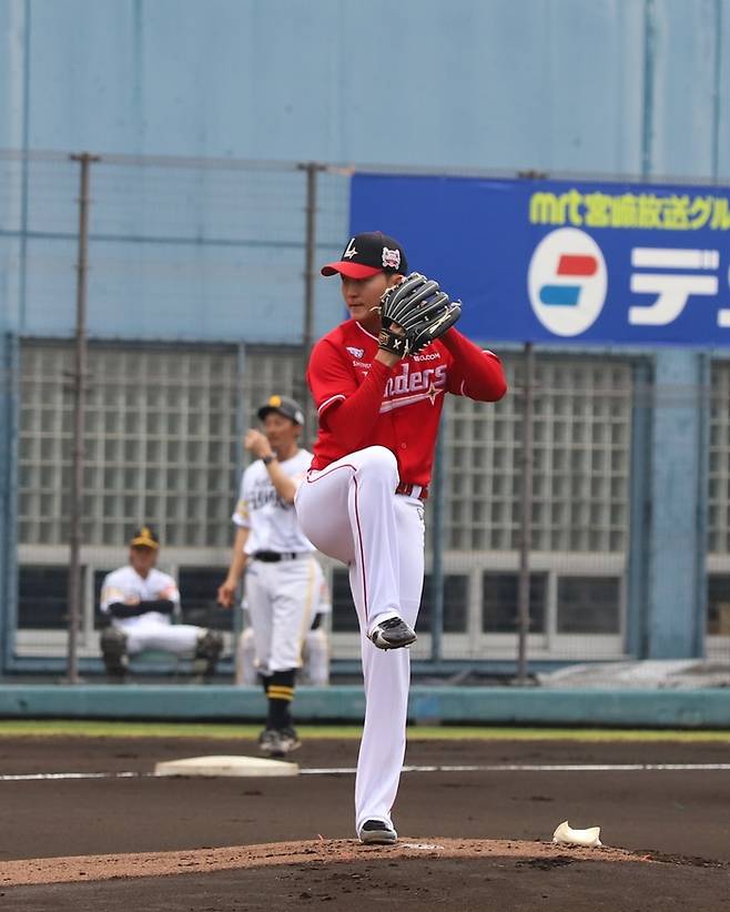 SSG 김건우가 25일 일본 미야자키 아이비 스타디움에서 열린 소프트뱅크와 평가전에서 투구하고 있다. 사진 | SSG 랜더스