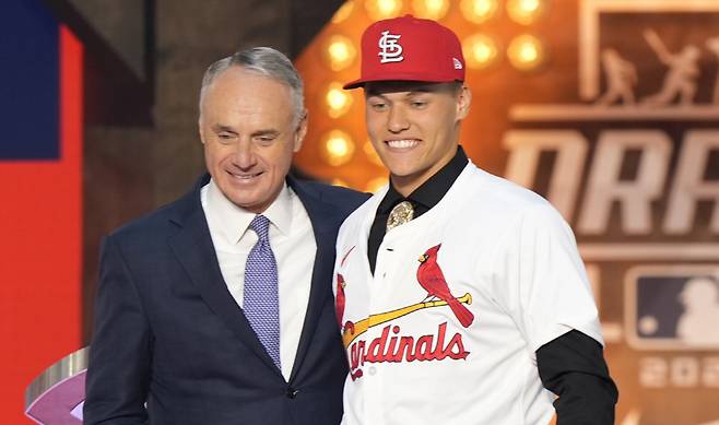 2024년 7월 열린 메이저리그(MLB) 신인 드래프트에서 롭 만프레드 MLB 커미셔너와 함께 사진을 찍은 JJ 웨더홀트., AP연합뉴스