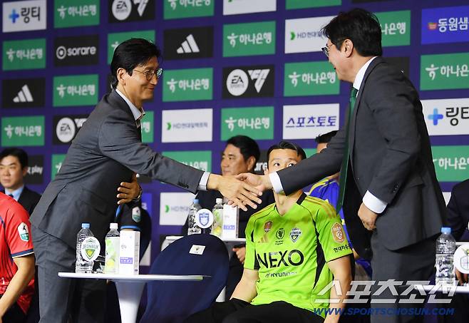 하나은행 K리그1 2026 개막 미디어데이가 25일 오전 서울 홍은동 스위스그랜드호텔 컨벤션센터에서 열렸다. 전북 정정용 감독과 대전 황선홍 감독이 악수하고 있다. 정재근 기자 cjg@sportschosun.com/2026.2.25/