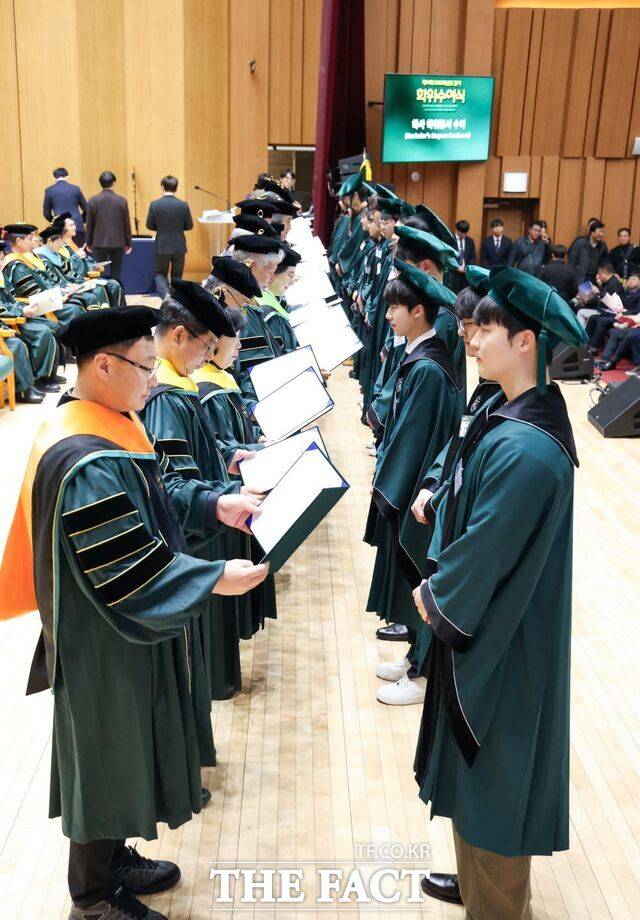 26일 오전 전남대학교 민주마루에서 '제74회 2025학년도 전기 학위수여식'이 열리고 있다. /전남대학교