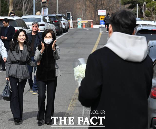 이부진 호텔신라 사장(왼쪽)과 홍라희 리움미술관 명예관장이 26일 서울 관악구 서울대학교 2026학년도 입학식에 참석해 이 사장의 아들 임동현 군의 입학을 축하하고 있다. /이새롬 기자