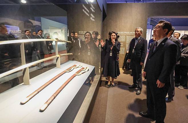 이재명 대통령과 김혜경 여사가 26일 서울 용산구 국립중앙박물관에서 열린 특별전 ‘우리들의 이순신’에서 이순신장검을 관람하고 있다. 뉴스1