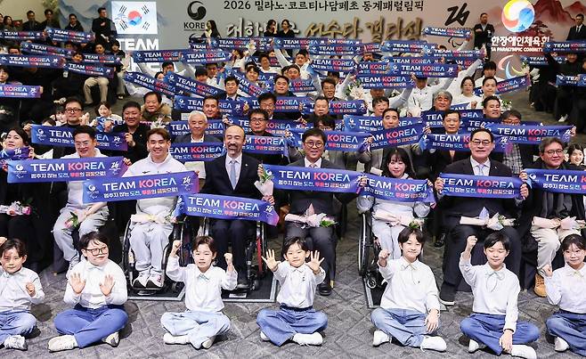 2일 서울 송파구 올림픽파크텔에서 열린 2026 밀라노·코르티나담페초 동계 패럴림픽 대한민국 선수단 결단식에서 최휘영 문체부 장관, 정진완 대한장애인체육회장, 선수단이 기념촬영을 하고 있다. 2026.2.2 뉴스1