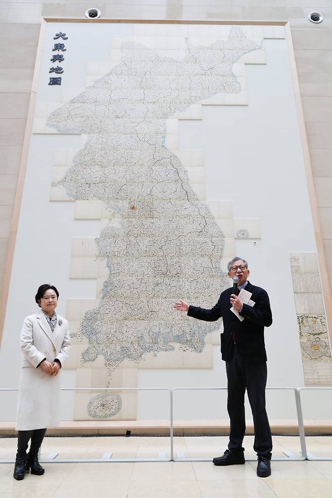 유홍준 국립중앙박물관장(오른쪽)이 지난 12일 서울 용산구 국립중앙박물관에서 열린 국립중앙박물관 역사의 길 '대동여지도를 펼치다' 개막 행사에서 인사말을 하고 있다. 연합뉴스