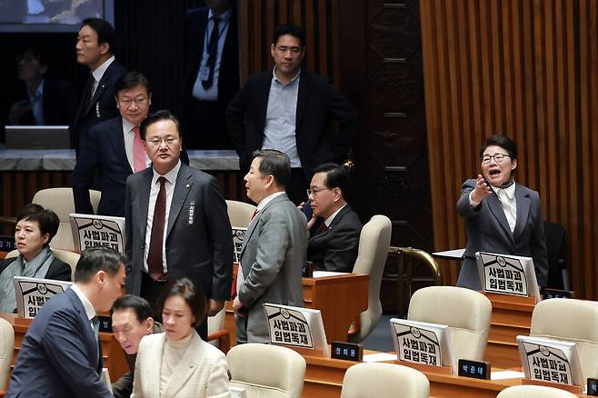 26일 국회에서 열린 2월 임시국회 8차 본회의에서 국민의힘 몫의 천영식 방송미디어통신위원회 위원 후보자의 추천안이 부결되자 국민의힘 의원들이 항의하고 있다. 연합뉴스