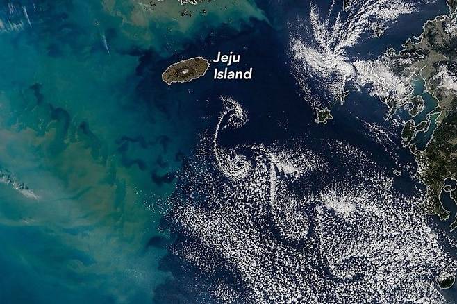 미국 항공우주국(NASA)가 24일(현지시각) 공개한 제주 카르만 소용돌이 현상. NASA 제공