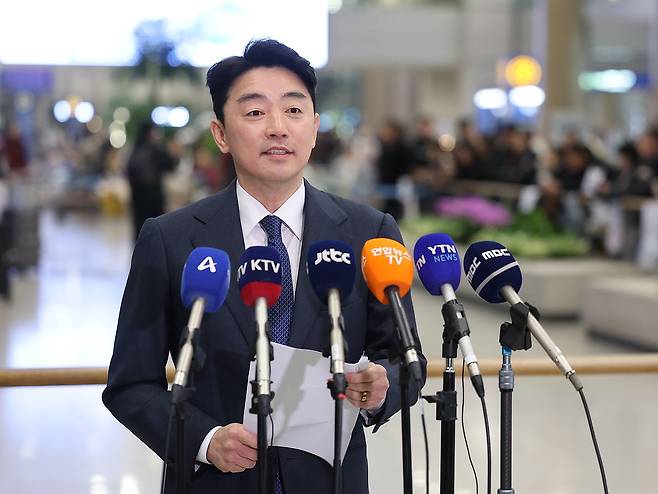 이재명 대통령의 전략경제협력 특사 자격으로 아랍에미리트(UAE)를 방문한 강훈식 대통령 비서실장이 26일 인천국제공항 1터미널에서 취재진 질문에 답하고 있다. 연합뉴스