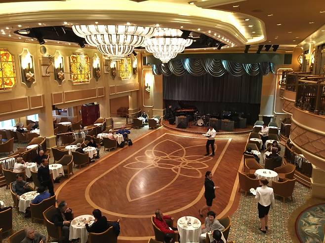 큐나드 퀸 엘리자베스 크루즈 퀸스룸