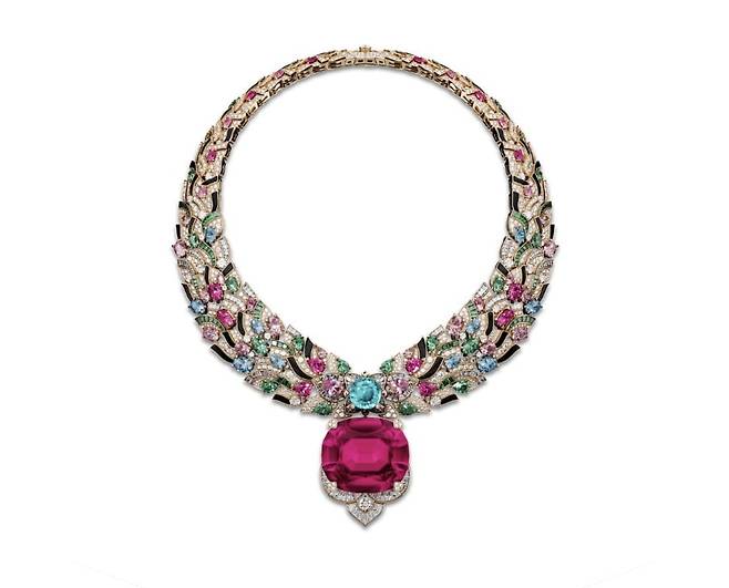 불가리 셀러스티얼 모자이크 네크리스. 131.21캐럿 스피넬과 파라이바 투어멀린이 메인 스톤으로 세팅되어 있다. 불가리 제공