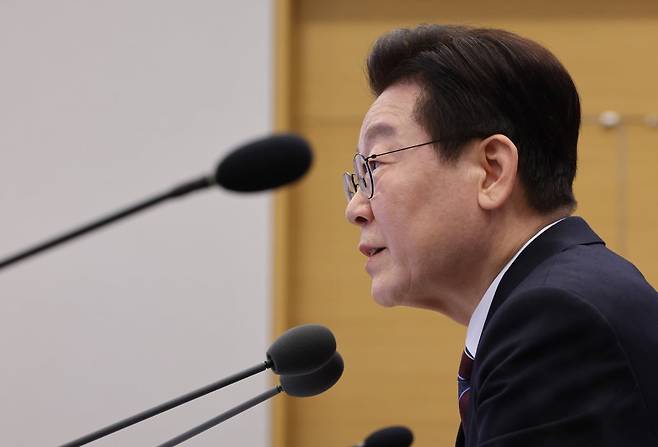 이재명 대통령이 26일 청와대 여민관에서 열린 대통령 주재 수석보좌관회의에서 모두발언을 하고 있다. /사진=청와대사진기자단