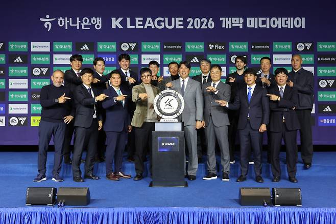 K리그2 17개 구단 감독들이 포즈를 취했다. 한국프로축구연맹 제공