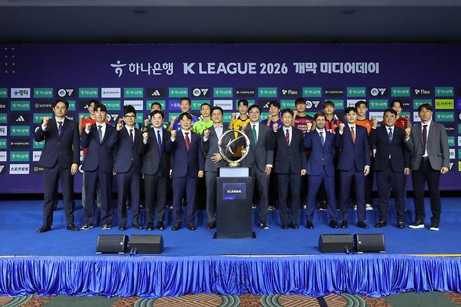 K리그1 감독, 선수 단체사진. 한국프로축구연맹 제공