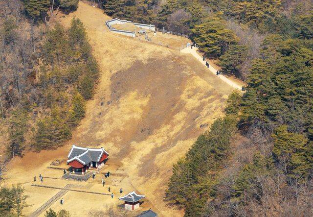 조선시대 단종의 유배를 소재로 웃음과 감동을 담은 영화 ‘왕과 사는 남자’의 배경인 강원도 영월을 찾는 발걸음이 부쩍 늘었다. 단종이 묻힌 장릉.