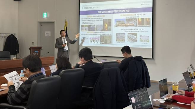 문병섭 한국건설기술연구원(건설연) 연구부원장이 26일 서울 강남구 한국과학기술회관에서 열린 과학기술 정부출연연구기관 연구 성과 브리핑에서 철도연 주요 연구 계획을 발표하고 있다. /사진=NST(국가과학기술연구회)