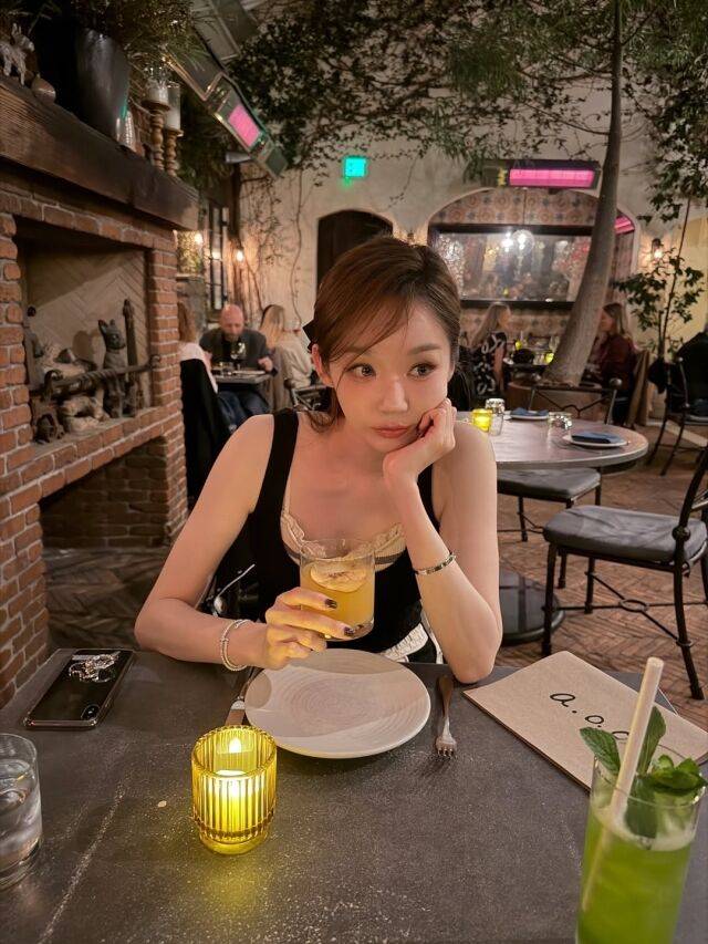 강민경이 감각적인 스타일링으로 눈길을 끌었다. / 강민경 SNS