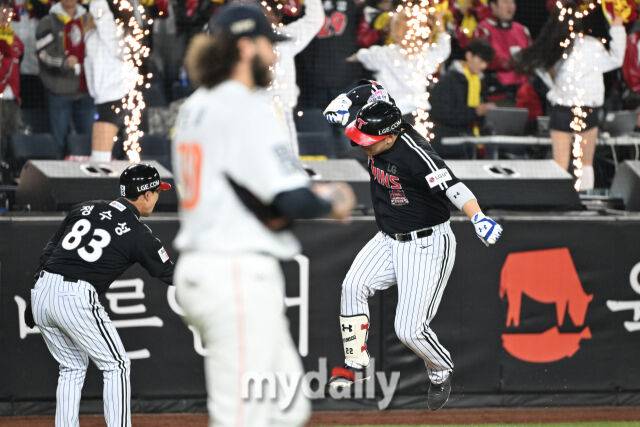 29일 대전 한화생명 볼파크 야구장에서 열린 '2025 신한 SOL 뱅크 KBO 한국시리즈 3차전' LG 트윈스와 한화 이글스 경기. LG 김현수가 4회초 1사에 역전 솔로포를 친 후 기뻐하고 있다./마이데일리
