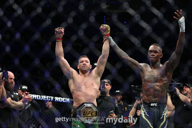 경기 후 함께 두 손을 들고 우정을 나누는 두 플레시스(왼쪽)와 아데산야. /게티이미지코리아