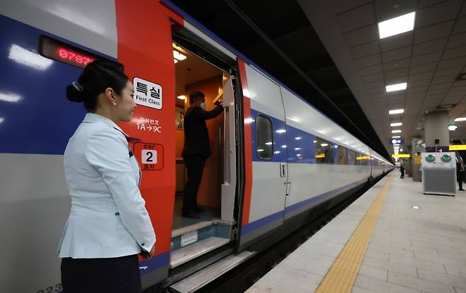 지난 10일 서울 강남구 SRT 수서역에 한국철도공사(코레일) KTX 열차가 도착해 있다. 연합뉴스