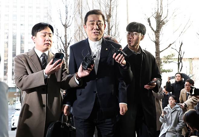 뇌물수수와 직권남용, 위계에 의한 업무방해 등 혐의를 받는 김병기 무소속 의원이 26일 마포구 서울경찰청 공공범죄수사대에 피의자 신분으로 조사를 받기 위해 출석하고 있다. ⓒ연합뉴스