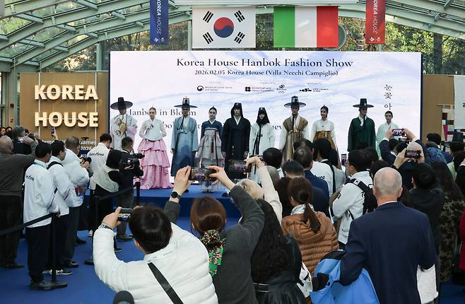 지난 5일(현지시간) 이탈리아 밀라노 빌라 네키 캄필리오에서 열린 코리아하우스 개관식에서 한복 패션쇼가 열리고 있다. 공동취재단