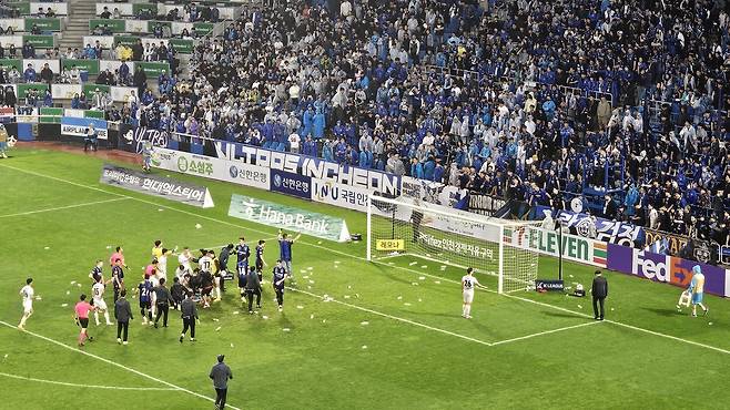 경인더비를 뜨겁게 만든 물병 투척 현장. 인천 팬들이 2024년 5월 11일 인천전용구장에서 2-1 역전승에 포효하는 서울 골키퍼 백종범을 향해 던진 물병이 그라운드에 놓여 있다. 연합뉴스