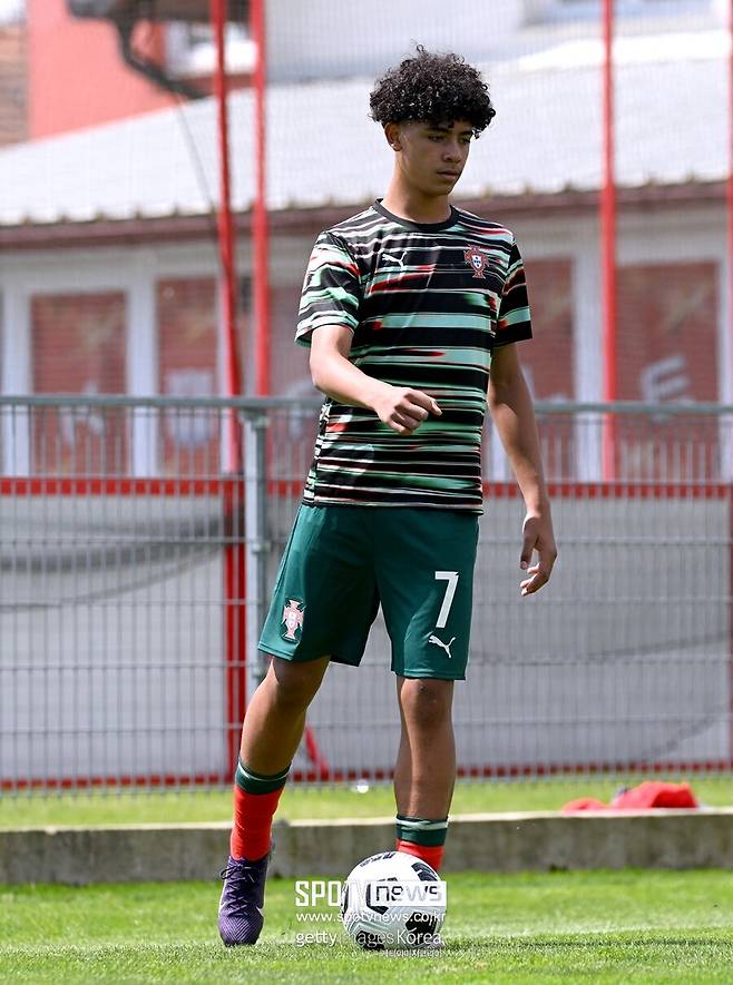 ▲ 포르투갈 역대 최고 호날두의 유전적 요인에 더해 전문적인 영양 관리와 최고 수준의 훈련 환경이 결합되면서 호날두 주니어는 신체 능력과 기술을 모두 겸비한 역대급 괴물 공격수가 탄생하고 있다는 평이 지배적이다.