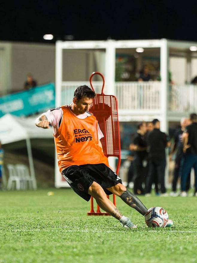 ▲ 손흥민에게 판정패 한 메시는 슈팅 4회와 기회 창출 3회를 기록했지만 유효 슈팅은 없었고 볼 경합 성공률도 50%(5/10)에 그쳤다. 평점은 6.6으로 평소 메시와는 거리가 있는 경기였다. ⓒ 인터 마이애미