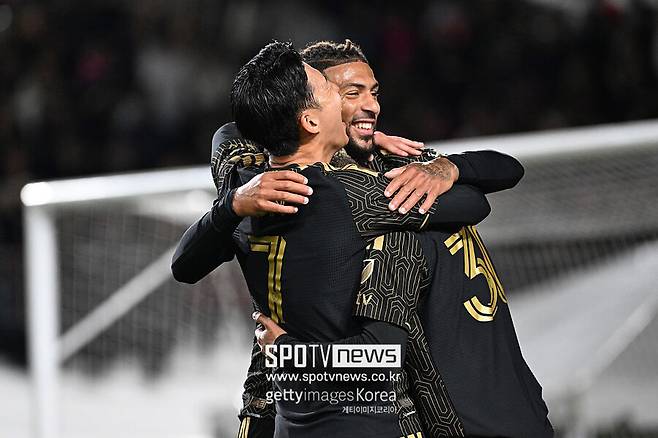 ▲ 유럽에서 무관 징크스를 날리고 온 손흥민이 미국에서 또 하나의 우승컵을 들 수도 있을 것 같다. MLS 최고 공격수이자 환상의 파트너 드니 부앙가가 이적설을 뒤로 하고 LAFC에 장기간 남게 됐다.