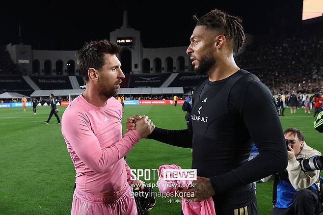 ▲ 유럽에서 무관 징크스를 날리고 온 손흥민이 미국에서 또 하나의 우승컵을 들 수도 있을 것 같다. MLS 최고 공격수이자 환상의 파트너 드니 부앙가가 이적설을 뒤로 하고 LAFC에 장기간 남게 됐다.