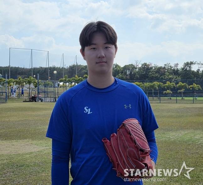 삼성 장찬희가 지난 19일 일본 오키나와 온나손 아카마 구장에서 취재진과 인터뷰에 응하고 있다. /사진=김동윤 기자