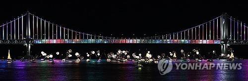 요즘 핫 하다는 부산 요트투어 (부산=연합뉴스) 강선배 기자 = 새해맞이 드론 특별공연을 앞두고 31일 밤 부산 광안리 해변에서 투어 중인 요트에서 폭죽을 터뜨리고 있다. 최근 관광객과 젊은 층 중심으로 광안리의 야경과 폭죽, 드론쇼를 한꺼번에 즐길 수 있는 요트투어가 인기를 끌고 있다. 2026.1.1
sbkang@yna.co.kr