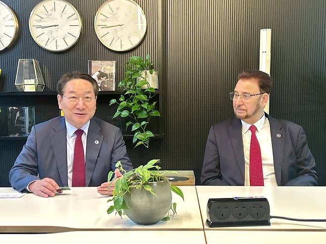 ▲ 유정복 인천시장이 지난 26일(현지시각) 영국 맨체스터에 있는 '시티랩 맨체스터(CityLabs Manchester)'에서 아프잘 칸(Afzal Khan) 영국 하원의원과 만나 양 도시 간 바이오 분야 협력 방안을 논의하고 있다.