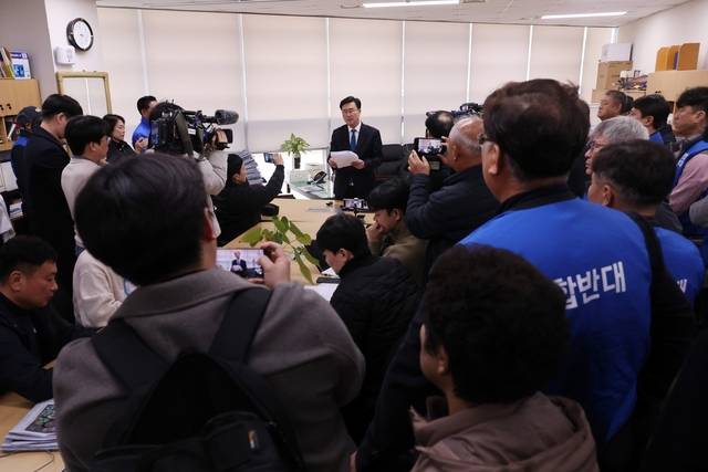 유의식 완주군의회 의장이 27일 기자회견을 하고 있다. 연합뉴스