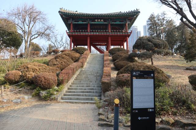 관풍루는 본래 대구읍성의 정문인 포정문 위에 세워진 문루였다.