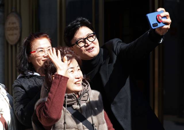 25일 오후 대구 중구 교동을 찾은 한동훈 전 국민의힘 대표가 시민과 셀카를 찍고 있다. 연합뉴스