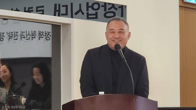 ‘로컬 창업 활성화 전략과 사례’를 주제로 나선 이선철 감자꽃스튜디오 대표는 로컬 창업 논의에서 가장 먼저 짚어야 할 지점을 "‘로컬’을 제대로 정의하는 것부터"라며 운을 뗐다. (사진=테크42)