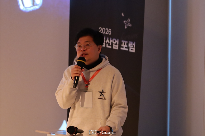 스타라이크 이형철 이사가 서브컬처에 대한 전반적인 소개와 국내 시장 상황에 대한 내용을 발표했다.