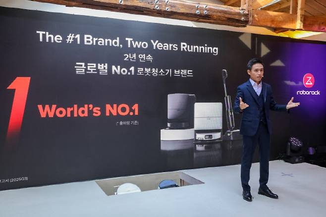 댄 챔(Dan Cham) 로보락 아시아태평양 마케팅 총괄이 '2026 로보락 론칭쇼'에서 발표하고 있다. (사진=김응태기자)