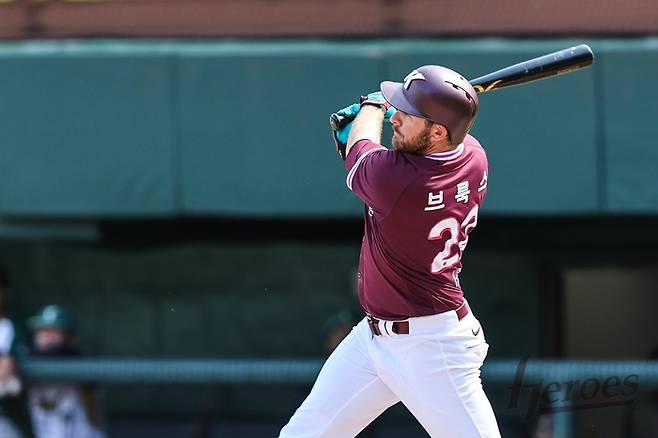 키움 트렌턴 브룩스가 26일 대만 가오슝 등청호 야구장에서 열린 CPBL 타이강과 평가전에서 타격하고 있다. 사진 | 키움 히어로즈
