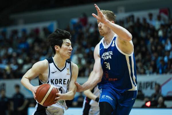 한국 남자 농구대표팀 이정현(왼)과 차이니스 타이베이 브랜든 길벡. /사진=FIBA