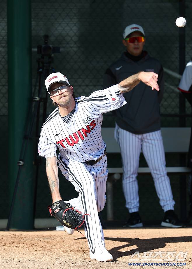 LG 새 아시아쿼터 투수 라크란 웰스가 첫 불펜 피칭을 하고 있다. 사진제공=LG 트윈스