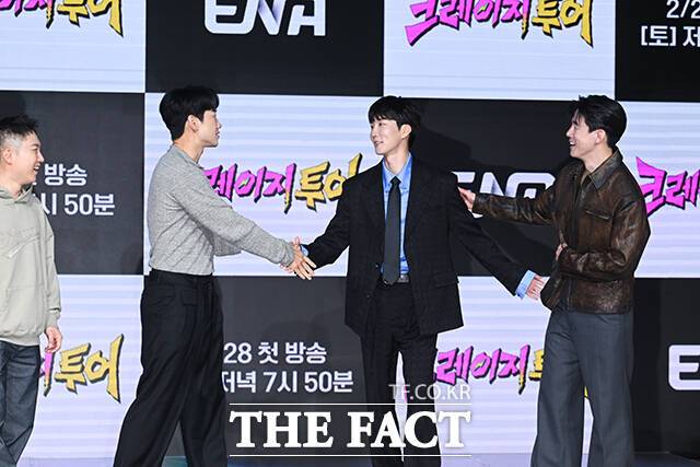 감탄하는 가수 비와 배우 김무열.